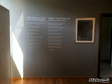 Оклейка текста на стену выставки